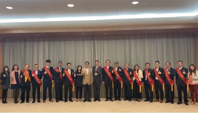 The Secretary-General of the Legislative Yuan, Lin Chih-chia, (10 from the right) received the 2021 outstanding inventors, including the President of the ROC Excellent Inventors Society, Bao-wu Tian (11 from the right), and Professor Wen-Cheng Lai of MCUT (9 from the right).